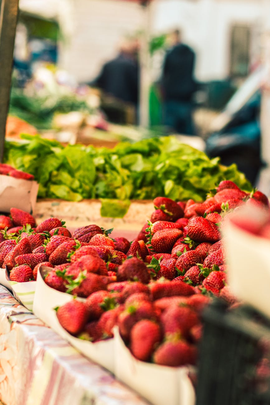 fresas en un puesto del mercado